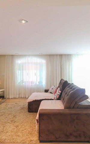 Casa à venda com 240m², 4 quartos e 2 vagas Casa à venda com 240m², 4 quartos e 2 vagasSala