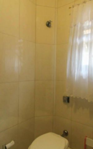 Casa à venda com 240m², 4 quartos e 2 vagas Casa à venda com 240m², 4 quartos e 2 vagasBanheiro 1