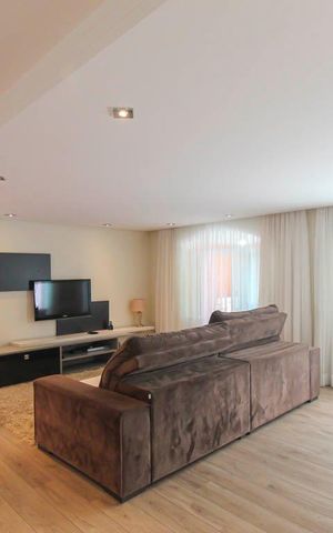 Casa à venda com 240m², 4 quartos e 2 vagas Casa à venda com 240m², 4 quartos e 2 vagasSala