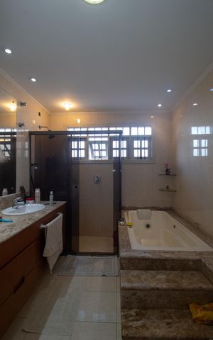 Casa à venda com 394m², 4 quartos e 3 vagas Casa à venda com 394m², 4 quartos e 3 vagasBanheiro da Suíte