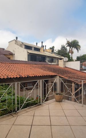 Casa à venda com 394m², 4 quartos e 3 vagas Casa à venda com 394m², 4 quartos e 3 vagasVaranda