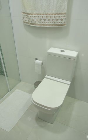 Casa à venda com 210m², 4 quartos e 2 vagas Casa à venda com 210m², 4 quartos e 2 vagasBanheiro