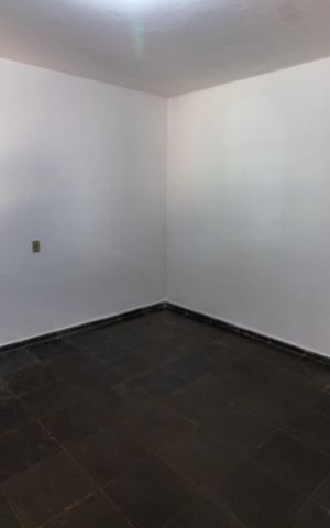 Casa à venda com 100m², 2 quartos e 2 vagas Casa à venda com 100m², 2 quartos e 2 vagasSala