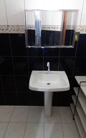 Casa à venda com 100m², 2 quartos e 2 vagas Casa à venda com 100m², 2 quartos e 2 vagasBanheiro