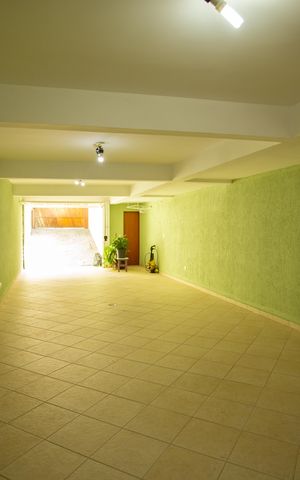 Casa à venda com 201m², 3 quartos e 6 vagas Casa à venda com 201m², 3 quartos e 6 vagasGaragem