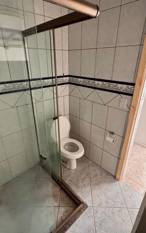 Casa para alugar com 60m², 2 quartos e 2 vagas Casa para alugar com 60m², 2 quartos e 2 vagasBanheiro