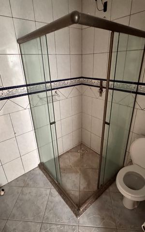 Casa para alugar com 60m², 2 quartos e 2 vagas Casa para alugar com 60m², 2 quartos e 2 vagasBanheiro