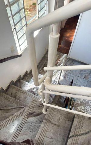 Casa à venda com 360m², 5 quartos e 4 vagasEscada