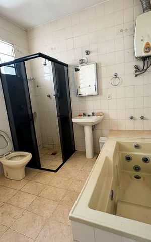 Casa à venda com 360m², 5 quartos e 4 vagasbanheiro da Suíte 2