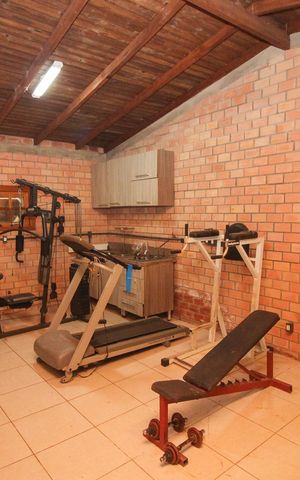 Casa à venda com 400m², 4 quartos e 5 vagas Casa à venda com 400m², 4 quartos e 5 vagasAcademia