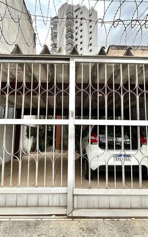 Casa à venda com 200m², 4 quartos e 2 vagas Casa à venda com 200m², 4 quartos e 2 vagasFachada