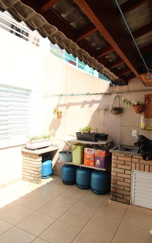 Casa à venda com 145m², 3 quartos e 4 vagasQuintal