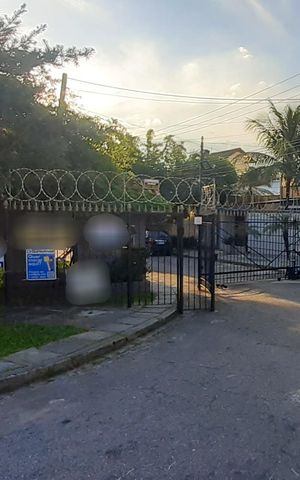 Casa de condomínio à venda com 243m², 4 quartos e 3 vagas Casa de condomínio à venda com 243m², 4 quartos e 3 vagasFachada