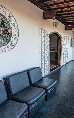 Casa à venda com 475m², 4 quartos e 6 vagas Casa à venda com 475m², 4 quartos e 6 vagasVaranda