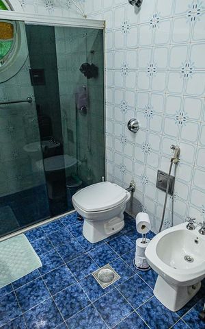 Casa à venda com 475m², 4 quartos e 6 vagas Casa à venda com 475m², 4 quartos e 6 vagasBanheiro 2