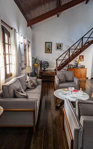 Casa à venda com 475m², 4 quartos e 6 vagas Casa à venda com 475m², 4 quartos e 6 vagasSala