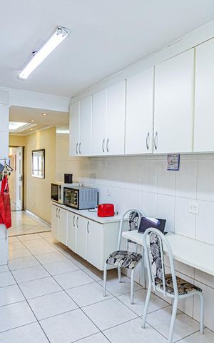 Casa à venda com 180m², 4 quartos e 2 vagas Casa à venda com 180m², 4 quartos e 2 vagasCozinha