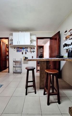 Casa de condomínio à venda com 380m², 4 quartos e 4 vagas Casa de condomínio à venda com 380m², 4 quartos e 4 vagasCozinha