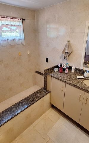 Casa de condomínio à venda com 380m², 4 quartos e 4 vagas Casa de condomínio à venda com 380m², 4 quartos e 4 vagasBanheiro da Suíte 1