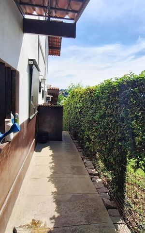 Casa de condomínio à venda com 380m², 4 quartos e 4 vagas Casa de condomínio à venda com 380m², 4 quartos e 4 vagasQuintal