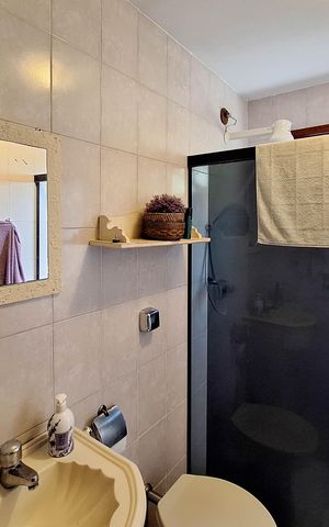 Casa de condomínio à venda com 380m², 4 quartos e 4 vagas Casa de condomínio à venda com 380m², 4 quartos e 4 vagasBanheiro Social