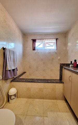 Casa de condomínio à venda com 380m², 4 quartos e 4 vagas Casa de condomínio à venda com 380m², 4 quartos e 4 vagasBanheiro da Suíte 1