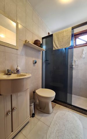 Casa de condomínio à venda com 380m², 4 quartos e 4 vagas Casa de condomínio à venda com 380m², 4 quartos e 4 vagasBanheiro Social