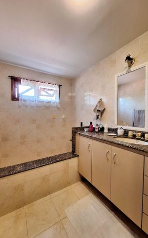 Casa de condomínio à venda com 380m², 4 quartos e 4 vagas Casa de condomínio à venda com 380m², 4 quartos e 4 vagasBanheiro da Suíte 1