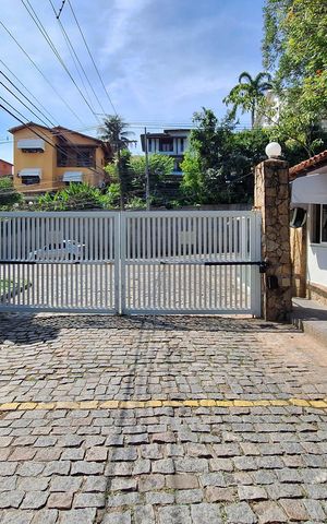 Casa de condomínio à venda com 380m², 4 quartos e 4 vagas Casa de condomínio à venda com 380m², 4 quartos e 4 vagasFachada