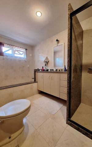 Casa de condomínio à venda com 380m², 4 quartos e 4 vagas Casa de condomínio à venda com 380m², 4 quartos e 4 vagasBanheiro da Suíte 1