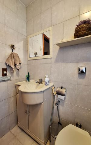 Casa de condomínio à venda com 380m², 4 quartos e 4 vagas Casa de condomínio à venda com 380m², 4 quartos e 4 vagasBanheiro de serviço