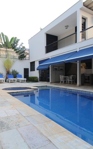 Casa à venda com 830m², 4 quartos e 4 vagas Casa à venda com 830m², 4 quartos e 4 vagasPiscina
