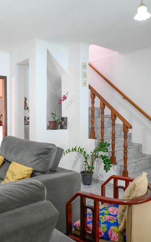Casa à venda com 211m², 4 quartos e 2 vagas Casa à venda com 211m², 4 quartos e 2 vagasSala