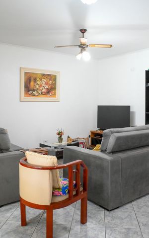 Casa à venda com 211m², 4 quartos e 2 vagas Casa à venda com 211m², 4 quartos e 2 vagasSala
