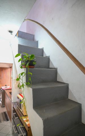 Casa à venda com 211m², 4 quartos e 2 vagas Casa à venda com 211m², 4 quartos e 2 vagasEscada