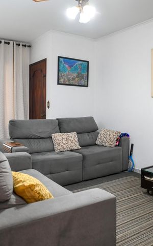 Casa à venda com 211m², 4 quartos e 2 vagas Casa à venda com 211m², 4 quartos e 2 vagasSala