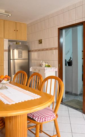 Casa à venda com 211m², 4 quartos e 2 vagas Casa à venda com 211m², 4 quartos e 2 vagasCozinha
