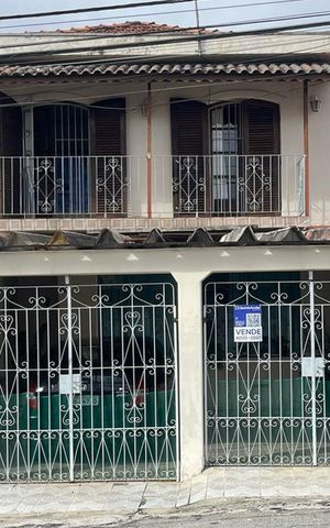 Casa à venda com 211m², 4 quartos e 2 vagas Casa à venda com 211m², 4 quartos e 2 vagasFachada