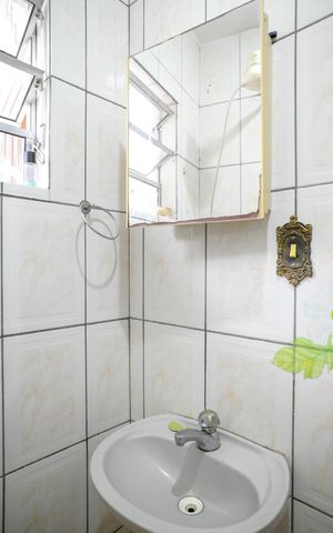 Casa à venda com 211m², 4 quartos e 2 vagas Casa à venda com 211m², 4 quartos e 2 vagasEdícula - Banheiro