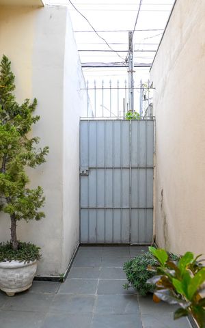 Casa à venda com 211m², 4 quartos e 2 vagas Casa à venda com 211m², 4 quartos e 2 vagasCorredor para Quintal