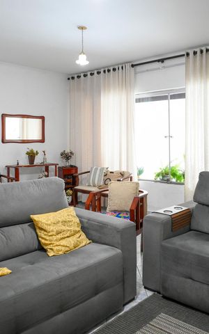 Casa à venda com 211m², 4 quartos e 2 vagas Casa à venda com 211m², 4 quartos e 2 vagasSala