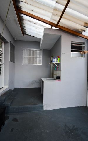 Casa à venda com 105m², 4 quartos e 2 vagas Casa à venda com 105m², 4 quartos e 2 vagasÁrea de Serviço