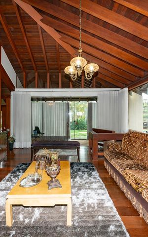 Casa à venda com 435m², 4 quartos e 4 vagas Casa à venda com 435m², 4 quartos e 4 vagasSala 1