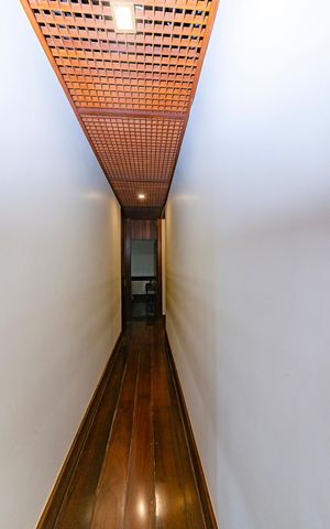 Casa à venda com 435m², 4 quartos e 4 vagas Casa à venda com 435m², 4 quartos e 4 vagasCorredor