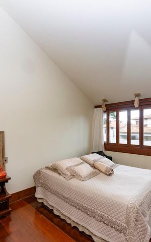 Casa à venda com 435m², 4 quartos e 4 vagas Casa à venda com 435m², 4 quartos e 4 vagasQuarto 1