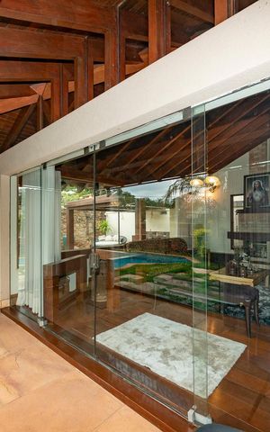 Casa à venda com 435m², 4 quartos e 4 vagas Casa à venda com 435m², 4 quartos e 4 vagasVaranda