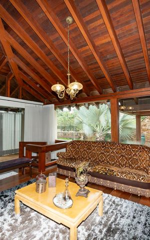 Casa à venda com 435m², 4 quartos e 4 vagas Casa à venda com 435m², 4 quartos e 4 vagasSala 1
