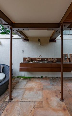 Casa à venda com 435m², 4 quartos e 4 vagas Casa à venda com 435m², 4 quartos e 4 vagasVaranda
