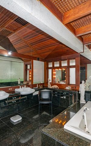 Casa à venda com 435m², 4 quartos e 4 vagas Casa à venda com 435m², 4 quartos e 4 vagasBanheiro da Suíte 1