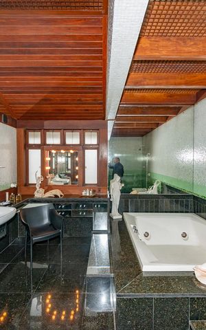 Casa à venda com 435m², 4 quartos e 4 vagas Casa à venda com 435m², 4 quartos e 4 vagasBanheiro da Suíte 1